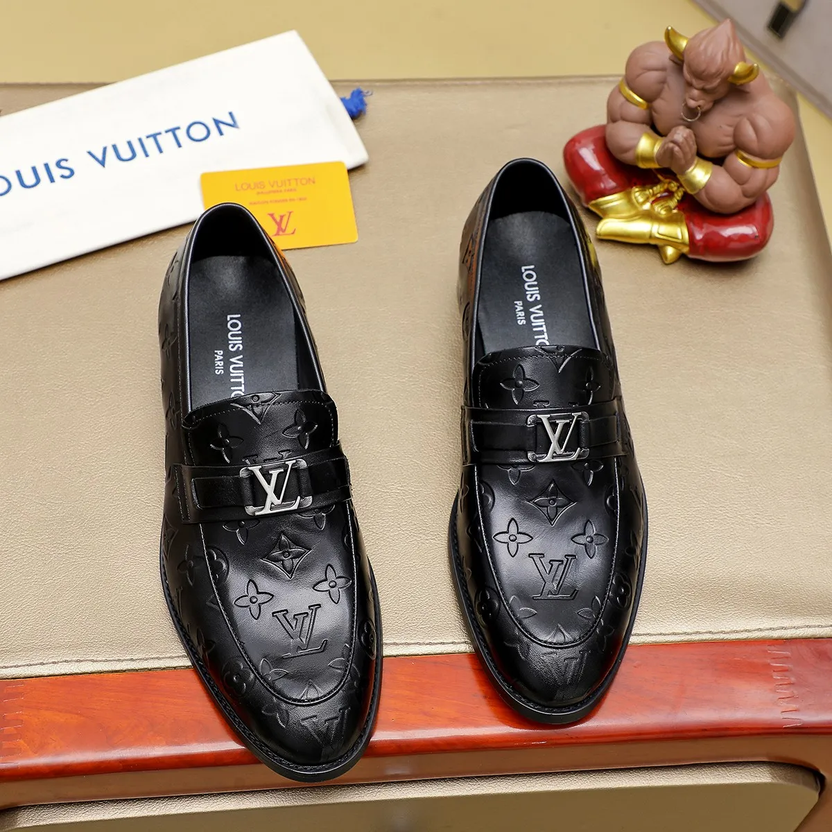 Men's Men's Shoes 💰420 💰[Louis Vuitton] LV high-end business formal leather shoes! ! Luxurious and elegant style, equal emphasis on practicality and style, professional focus on details and quality, counter original 1⃣️: 1⃣️ super accurate reproduction👍🏻! Material: The upper is made of imported original soft 🐂cowhide ➕imported first-layer sheepskin lining. Original anti-slip and wear-resistant outsole! Code number: 39--45, (38.46 custom-made) Large quantities in stock!